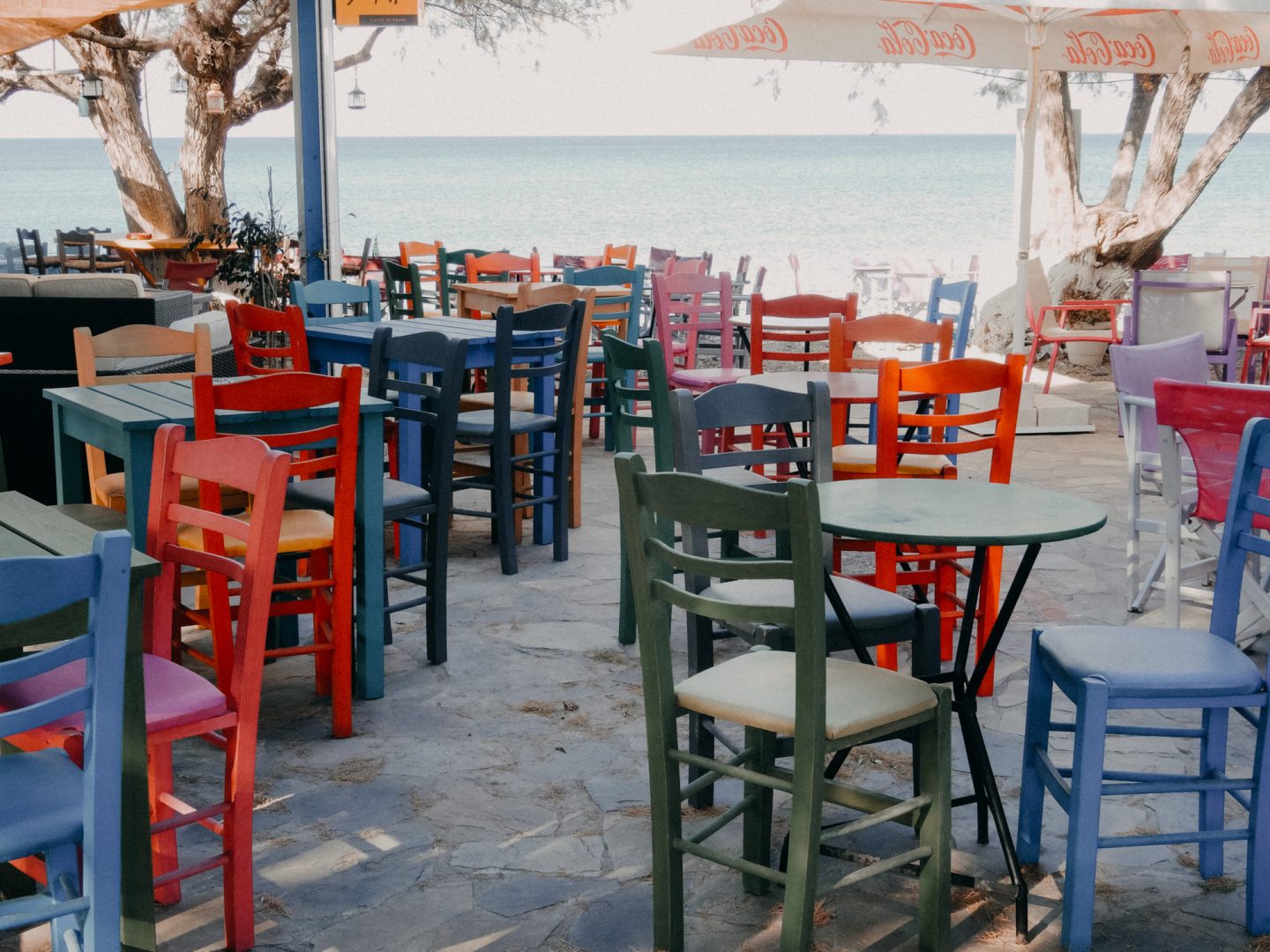 Agia Pelagia beachan der Ostkueste auf Kythira - viele Studios und Bars