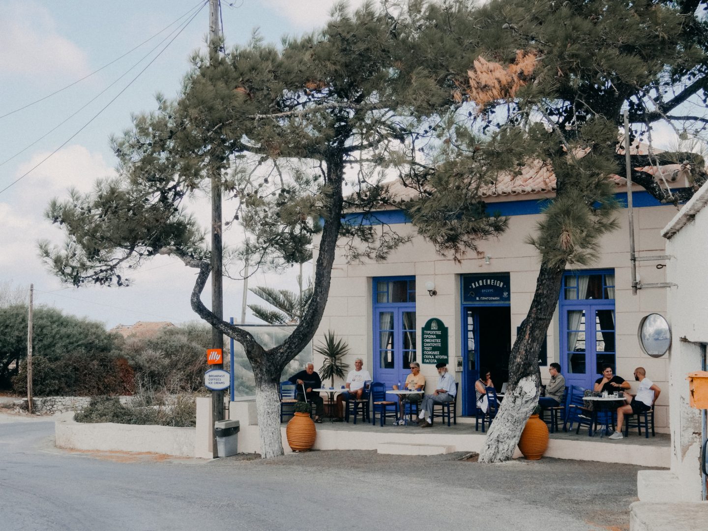 Das Kafenion Aroniadika im gleichnamigen Dorf auf der Insel Kythira ist ein Treffpunkt für die Einheimischen der Umgebung. Besonders beliebt für griechischen Kaffee, Frappe, Ouzo und Mezedes. Es bietet auch traditionelle griechische Kueche.