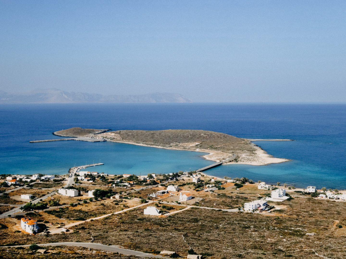 Diakofti - Hafenanleger fuer Faehren von Kreta, Peleponnes nd Piraeus. Schoenster feiner Sandstrand der Insel