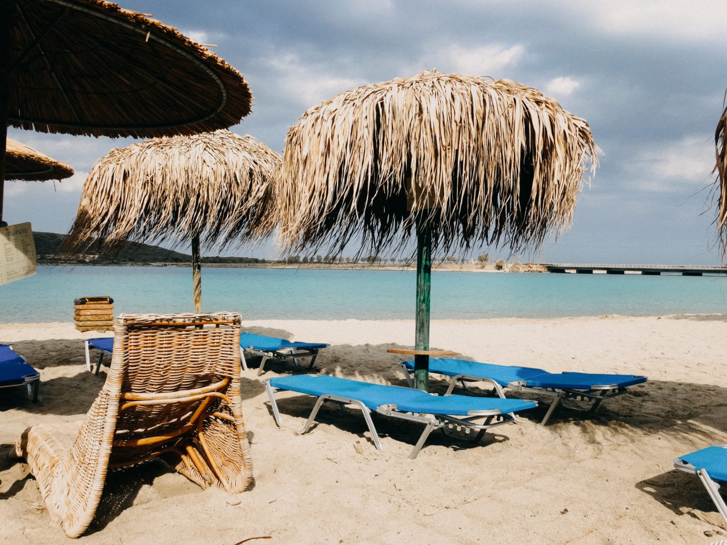 Cafe Minas am Diakofti beach bietet Liegen und Sonnenschirme im feinen Sandstrand