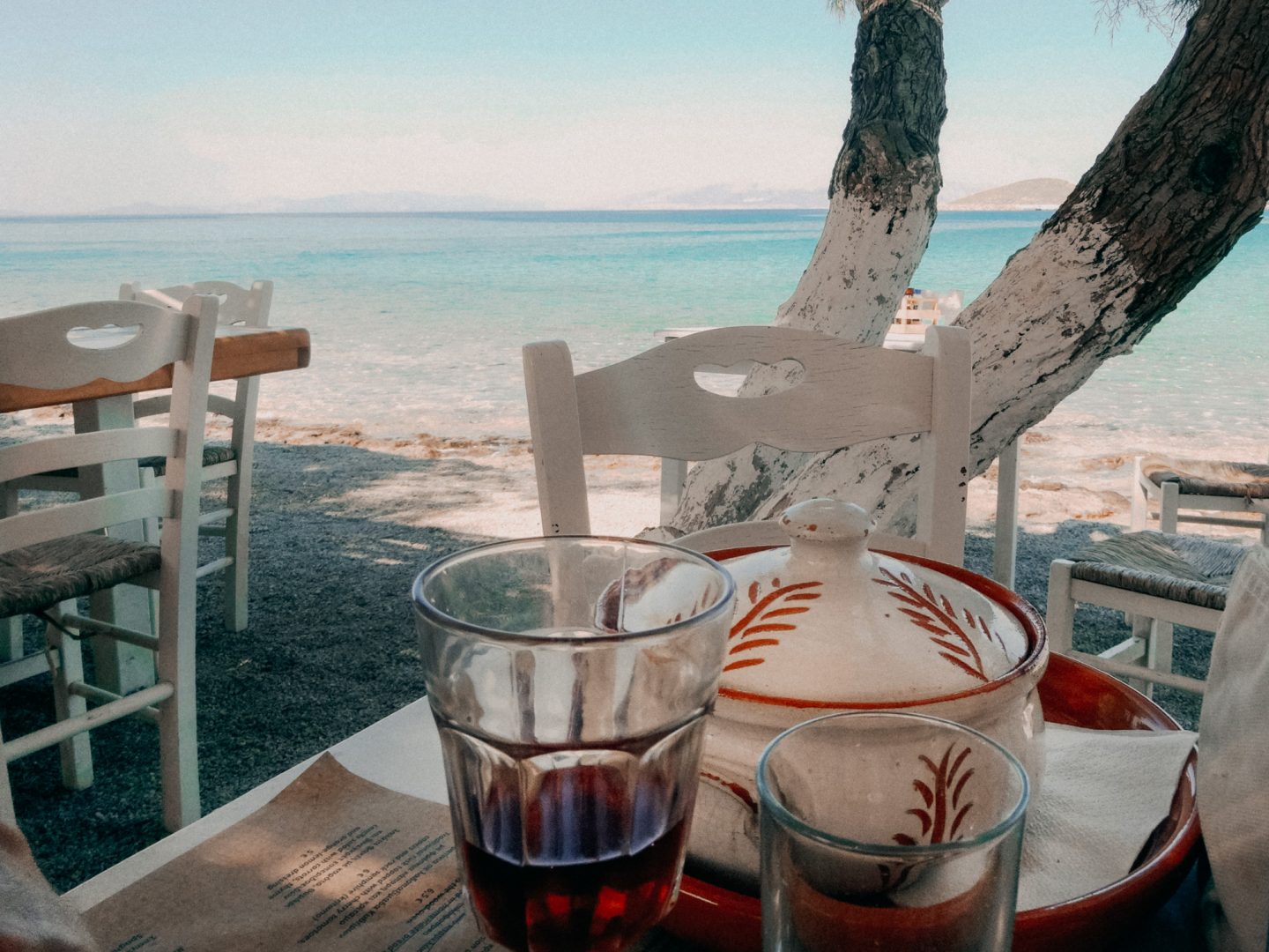 Taverne Manolis hat eine ausgezeichnete griechische Kueche und liegt herrlich direkt am Meer