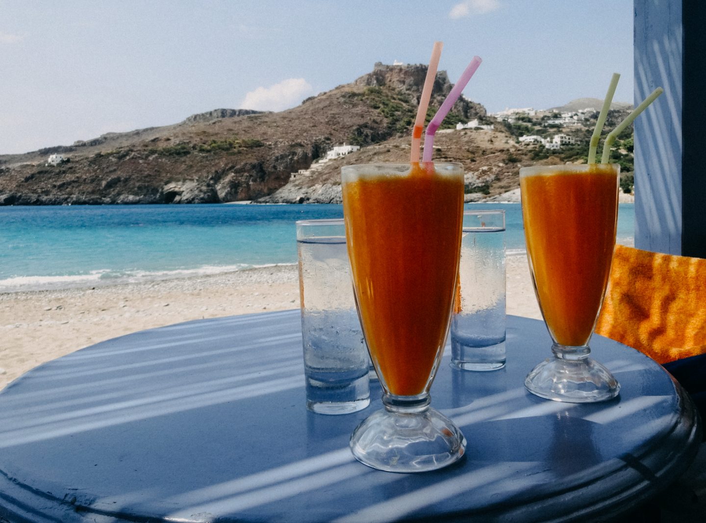 Kapsali ist lebhaft, mit vielen Bars und Cafes direkt am Strand.