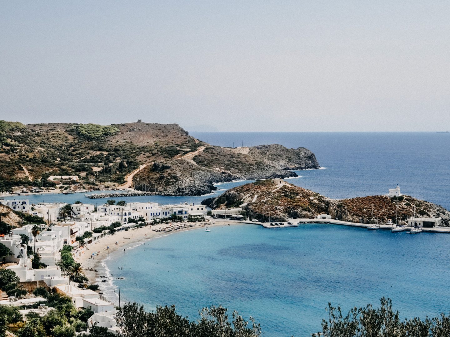 Kapsali hat einen schoenen feinen Kiesstrand und sanft aufstrebenden Tourismus, viele Unterkuenfte und Cafes an der Strandpromenade. 