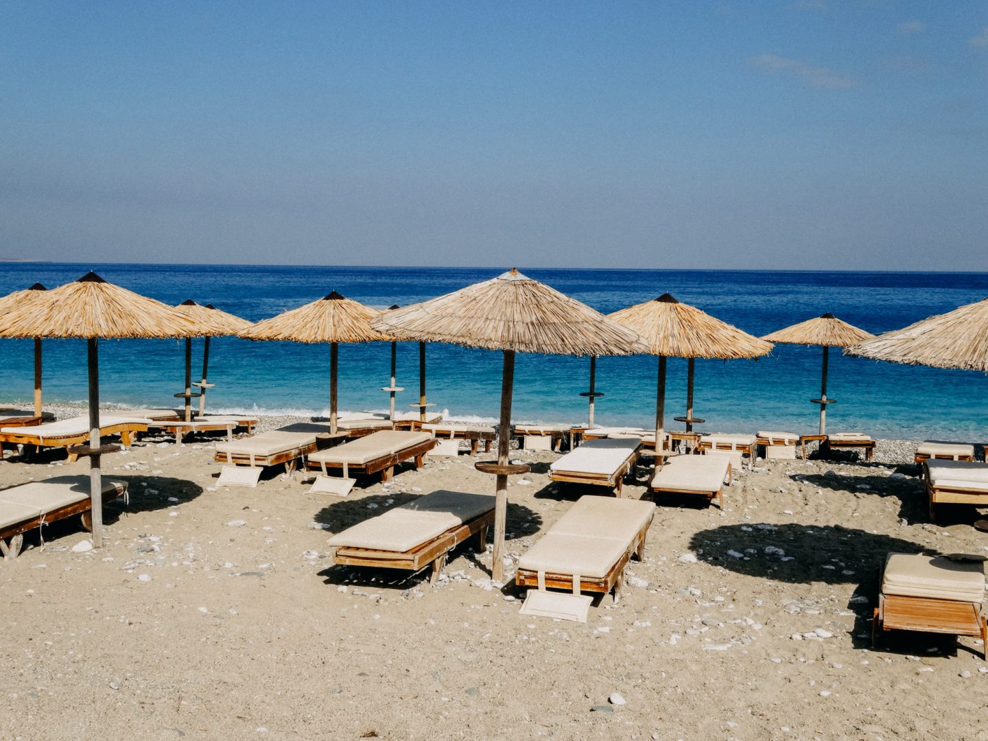 KOmbonada beach ist relativ ruhig gelegen und bietet Schirme, Liegen und ein ekleine Kantine, die sporadisch geoeffnet ist.