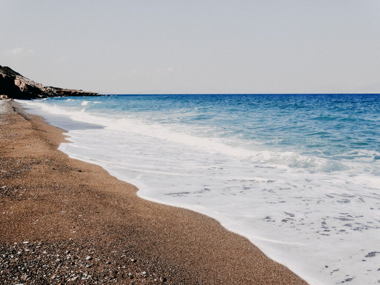 Lagada beach, suedlich des Ortes Agia Pelagia an der Ostkueste. Dieser Strand besteht aus groeberem roetlichem Sand, ist sehr gepflegt und mit Liegen und Schirmen und einer sehr netten Strandbar ausgestattet. Ein wunderschoener Strand auf Kythira.